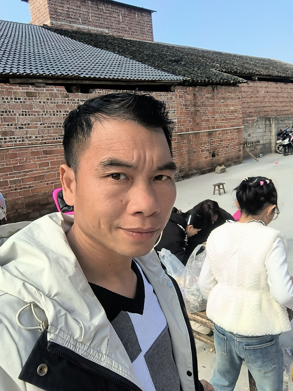 炮哥广西最靓的仔,在我们广西过年走亲戚,标配的广西美食小吃瓜子,红