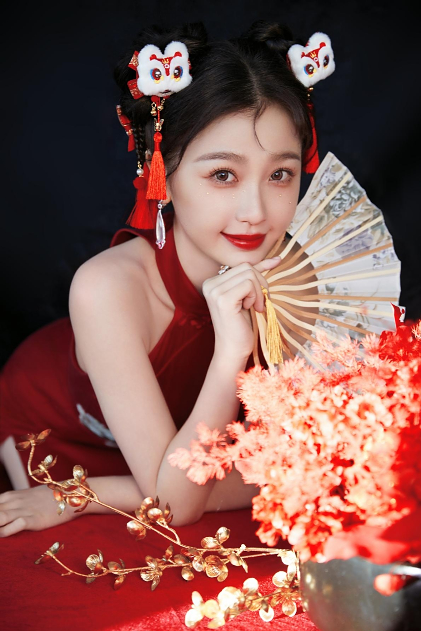 虞书欣的龙年福娃红妆造型令人眼前一亮.