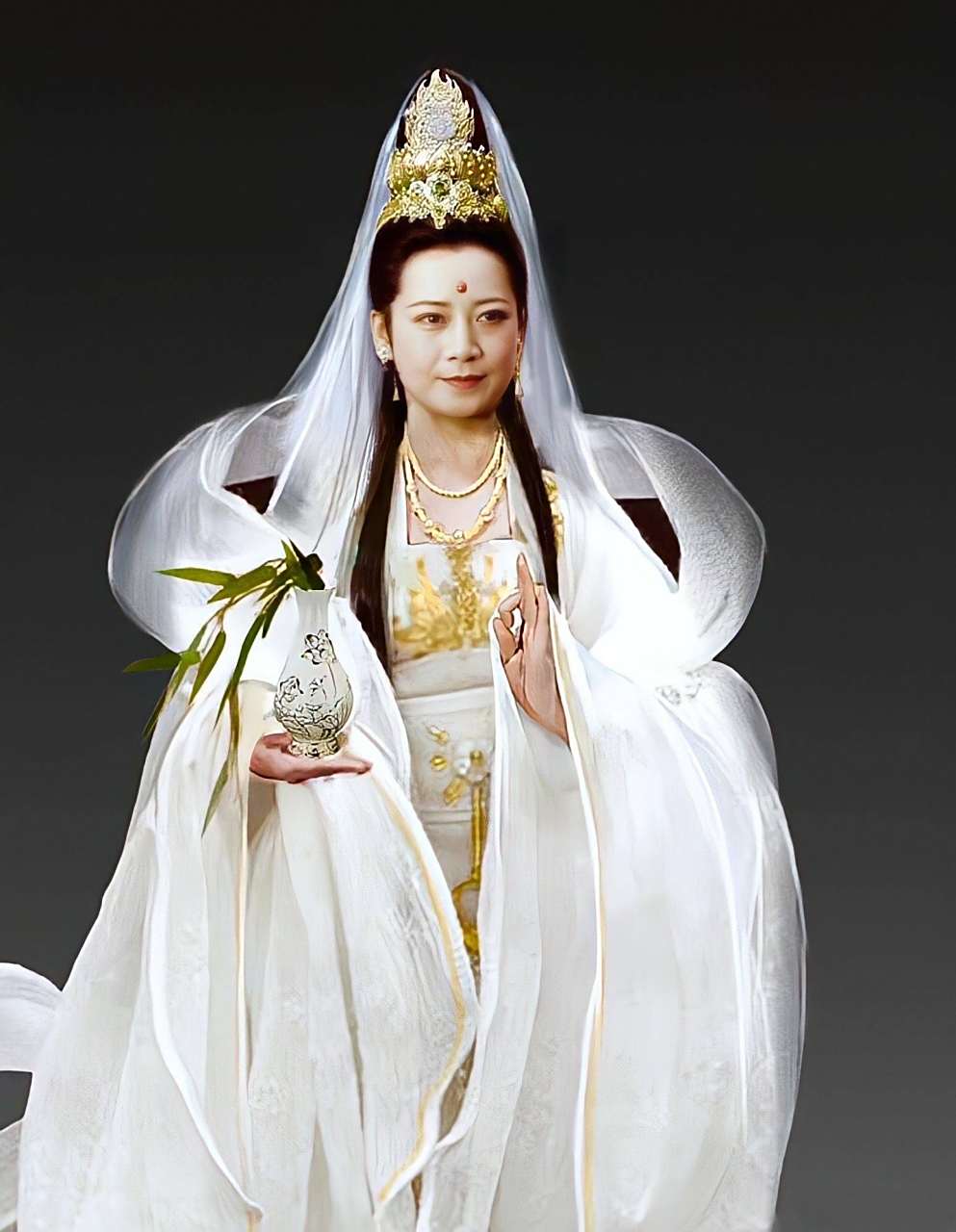 因为左大玢扮演的观音实在太像了,有一次她在树林里休息等拍下一场戏