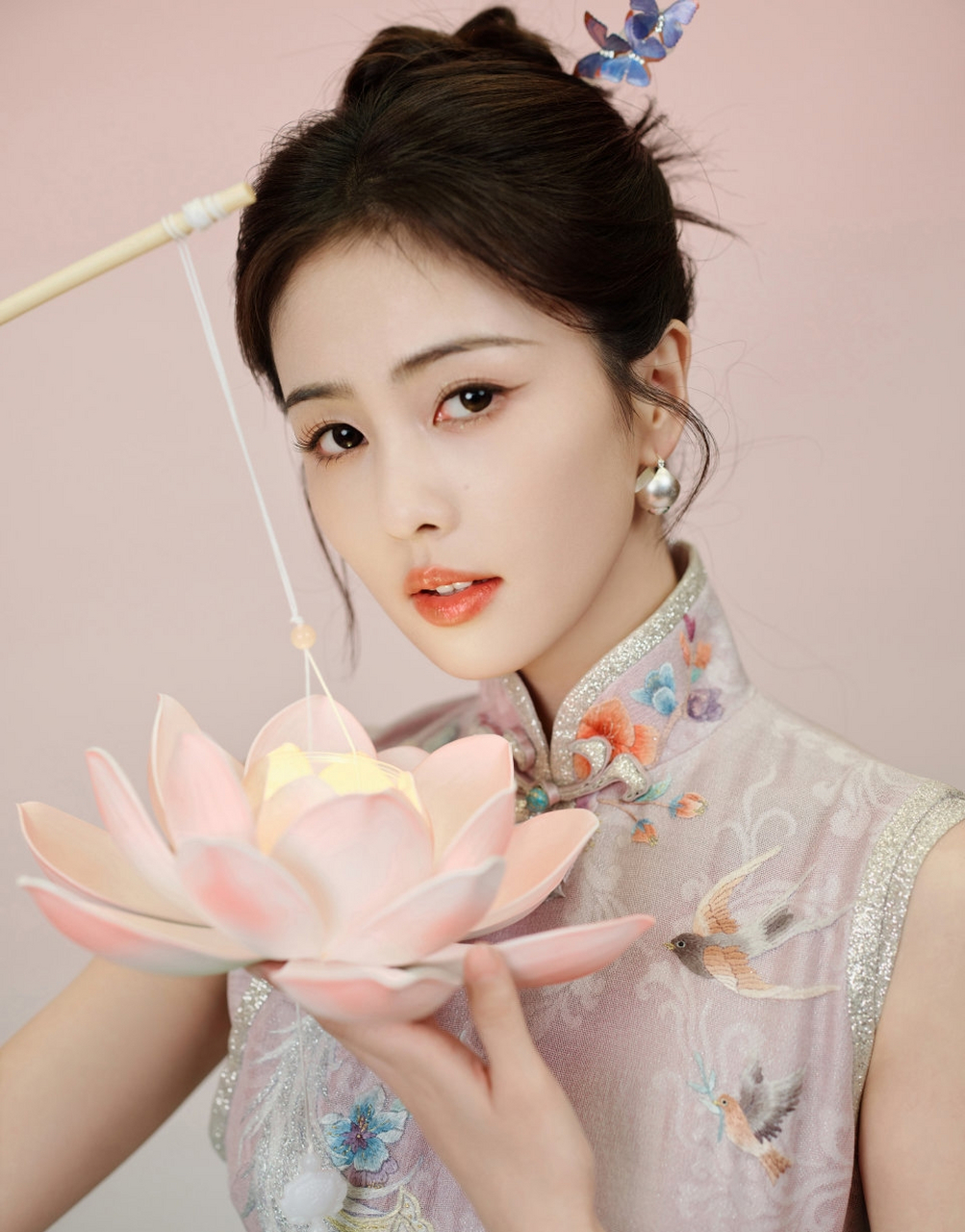 白鹿身穿旗袍的这组照片好美,好有气质,典型的东方美人,端庄典雅!