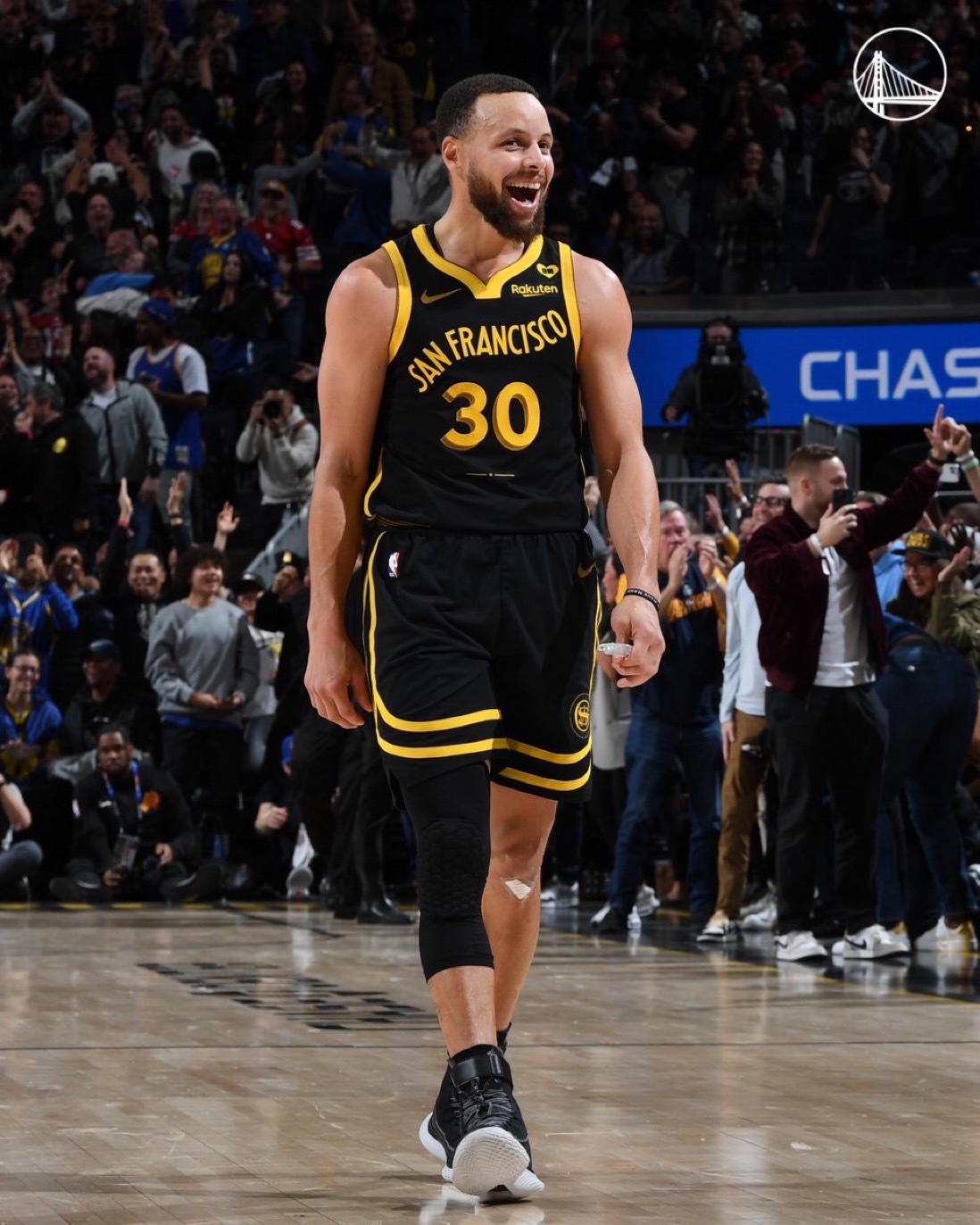 斯蒂芬·库里是本赛季 nba 中唯一连续两场比赛投进 9 个以上三分球的
