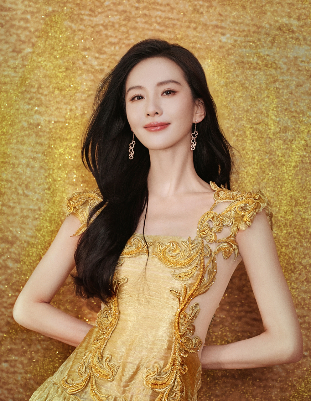 刘诗诗好美,一袭金色礼服裙,优雅高贵,明艳动人!
