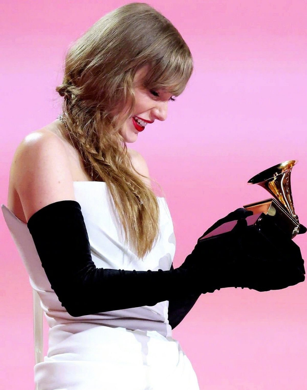 霉霉格莱美四封年度专辑,她的男友travis kelce效力于酋长队,帮助其三