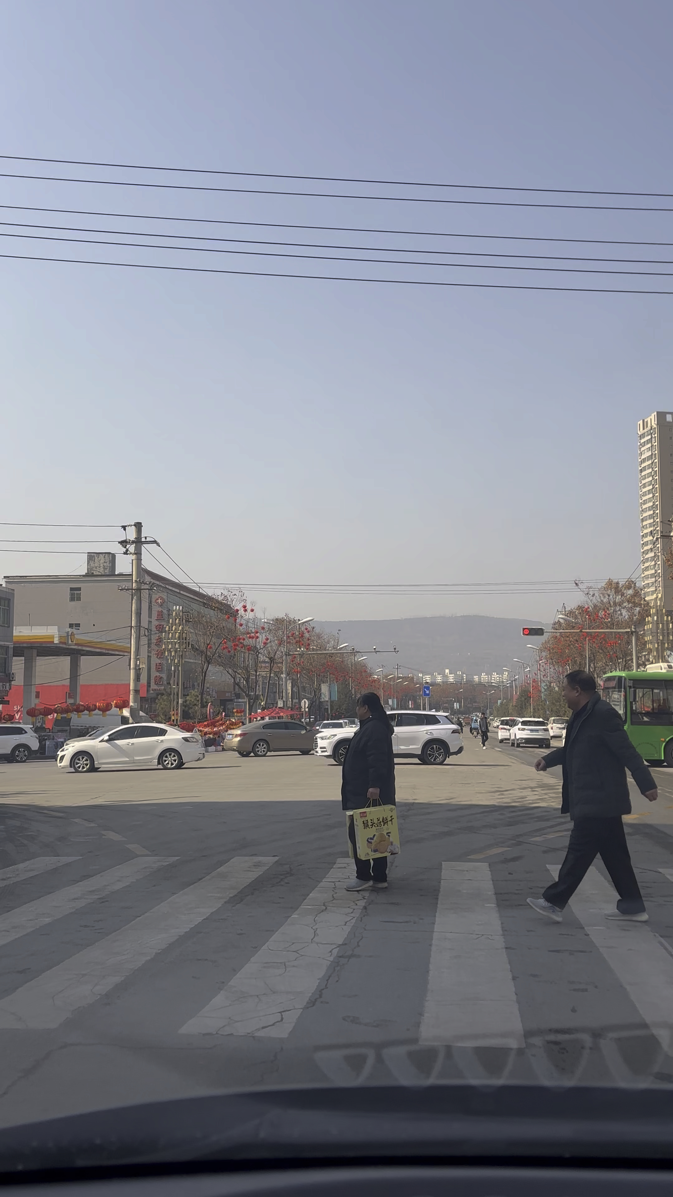 蓝田马河十字的灯笼摊贩,现在的灯笼很少有娃打了,回去都象征性挂着.