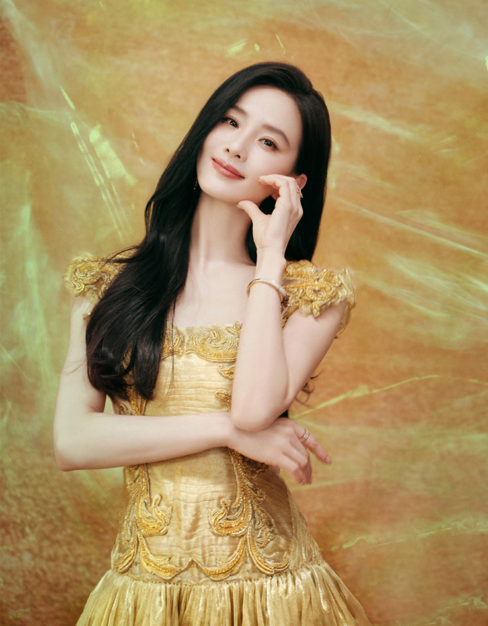 刘诗诗好美,一袭金色礼服裙,优雅高贵,明艳动人!