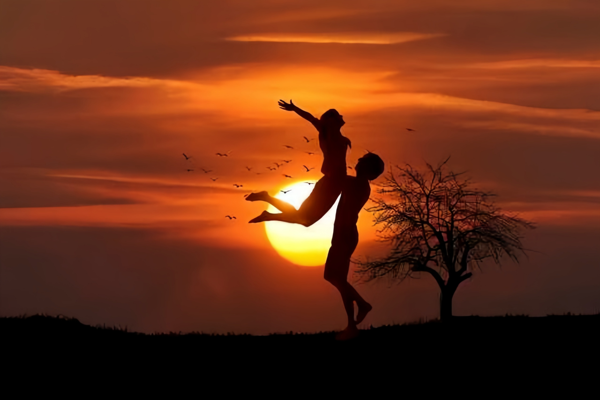 从外面逛街目来,老公在家看见我回来就要抱抱,结婚七年,只要我在他身