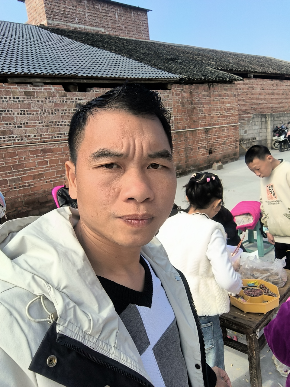 炮哥广西最靓的仔,在我们广西过年走亲戚,标配的广西美食小吃瓜子,红