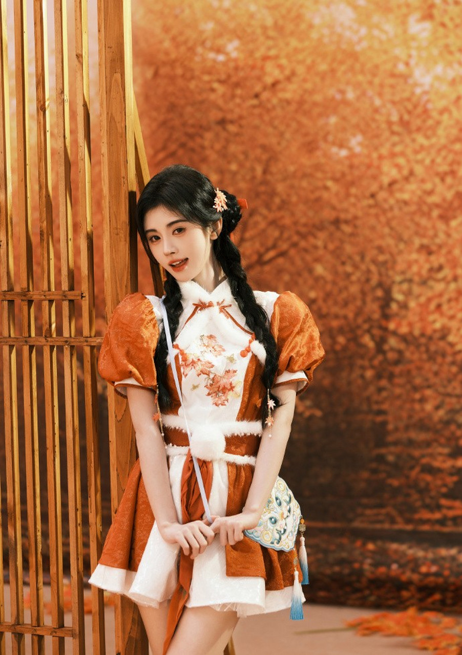 鞠婧t晒出两款汉服穿搭,明制汉服交领开衫搭配马面裙,优雅又时尚