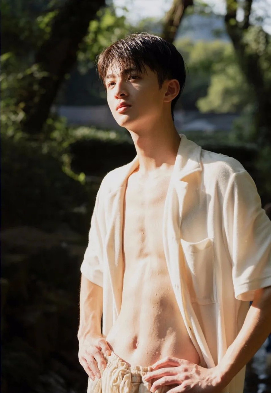 浙江187cm白皙腹肌体育生,这样的肌肉小奶狗要不要?