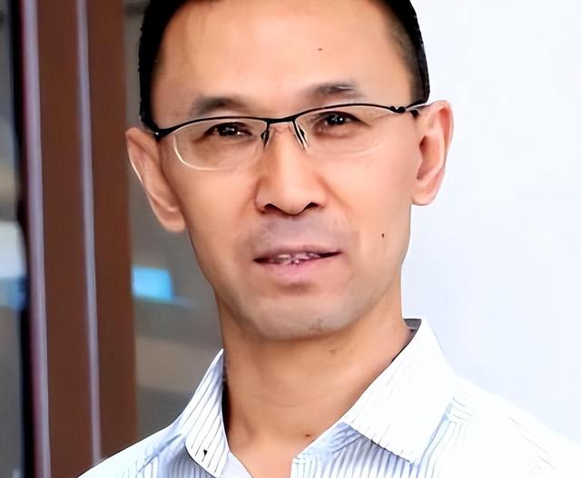 央视主持人海霞,老公竟是大名鼎鼎的他,女儿颜值比她还高!