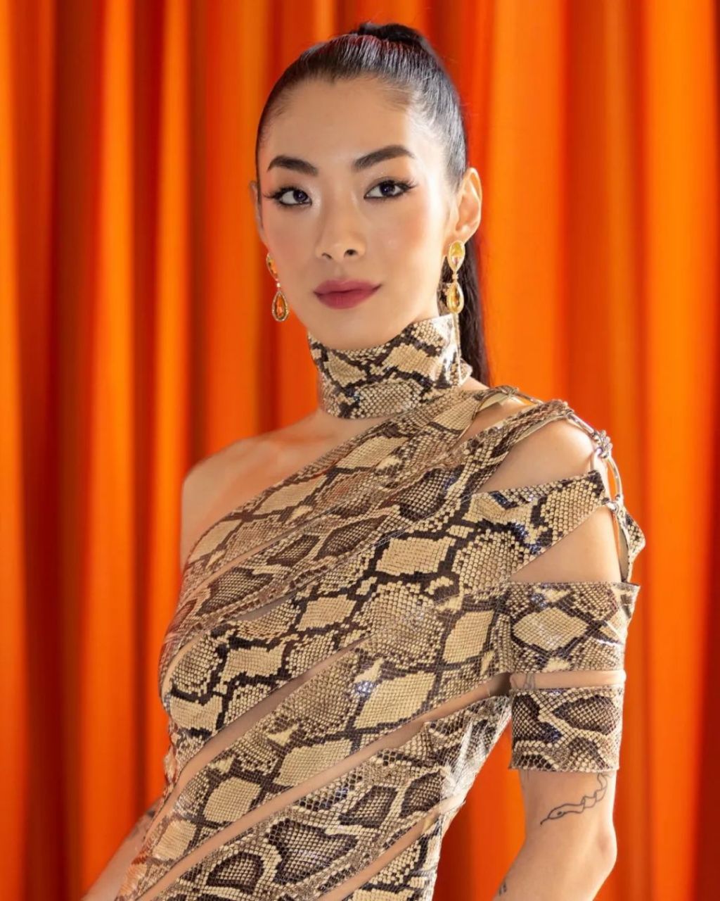 sawayama不仅拥有出色的音乐才华,更是英国亚裔和性少数群体的代言人