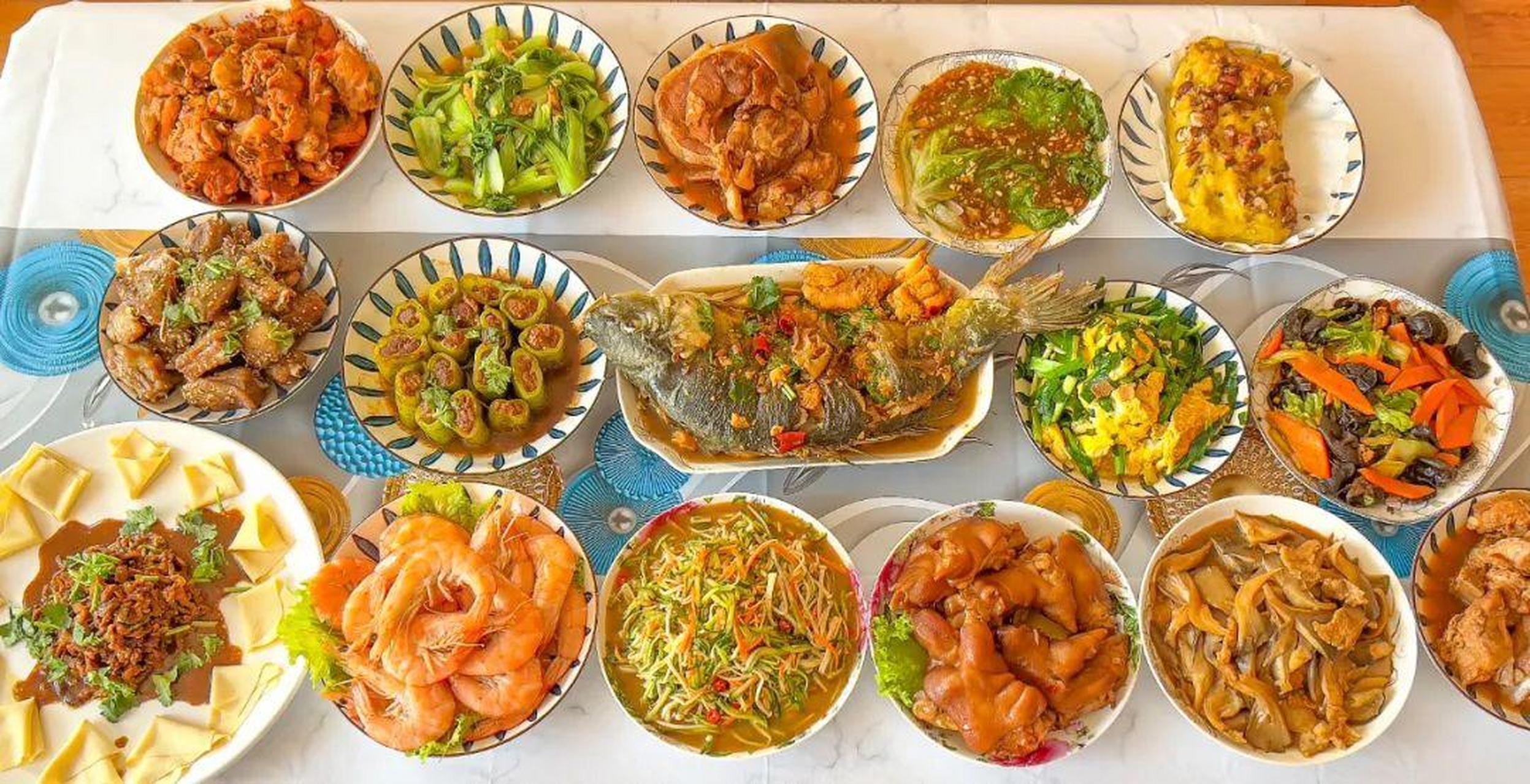 年夜饭是春节最重要的日子,家家户户都会准备丰盛的菜肴,寓意吉祥如意