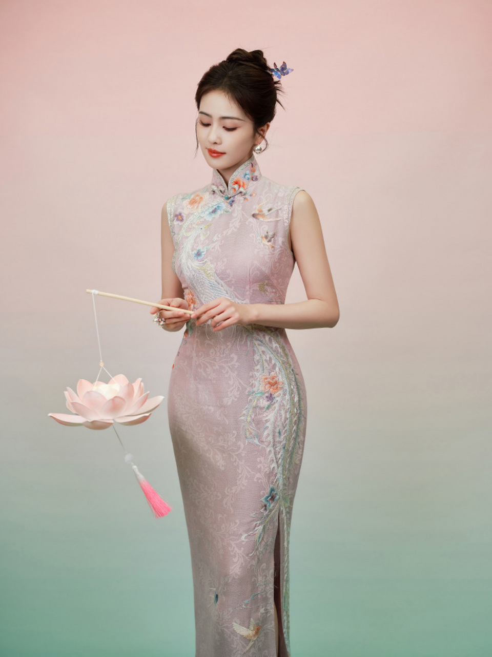 着一身旗袍,温柔婉转中舒展东方韵味.