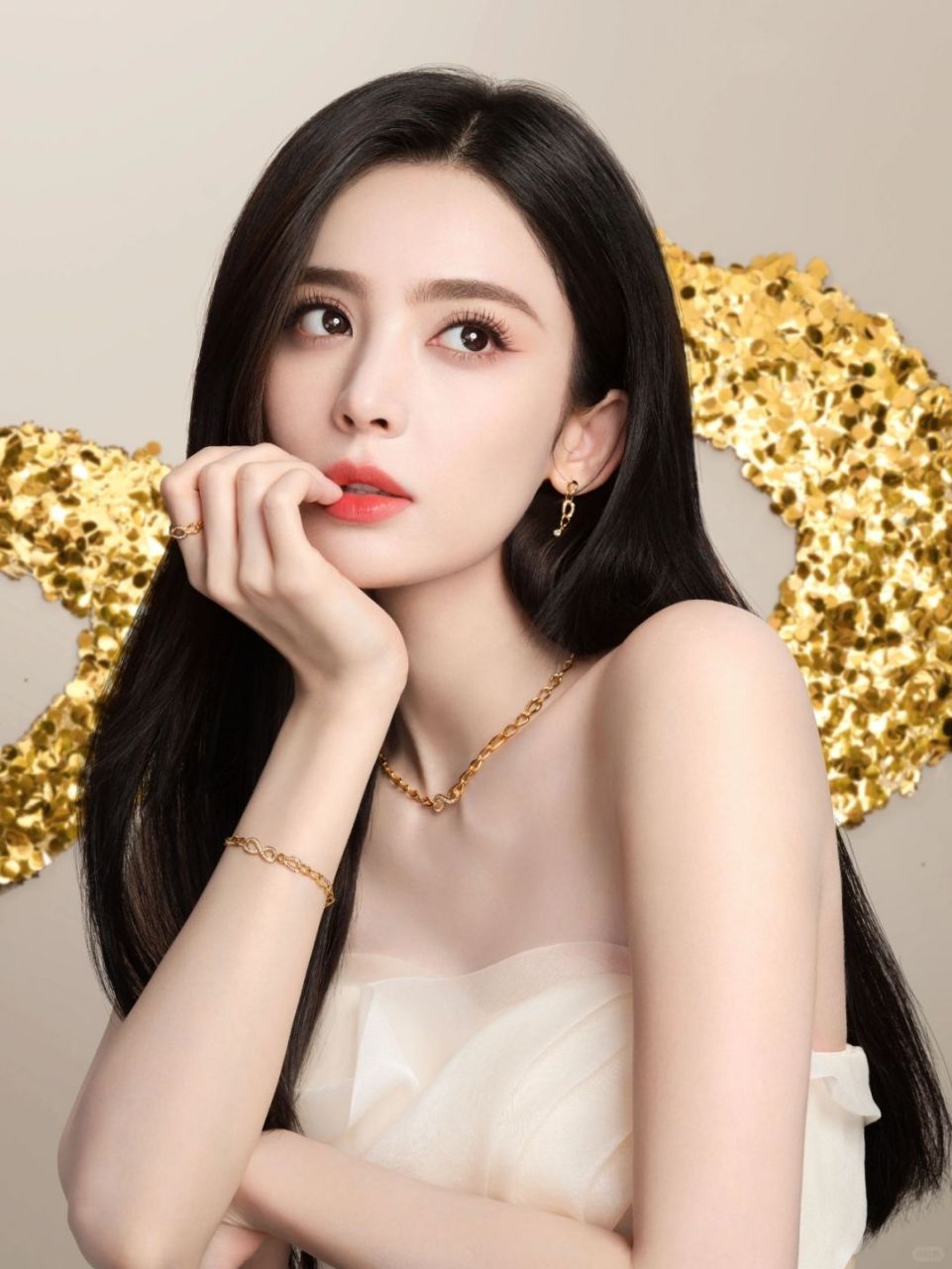 前几天看到娜扎身着iceland礼服的照片,真是被她惊艳到了.