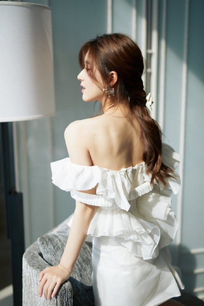 肤白貌美,身材窈窕的#赵露思# 一袭白色抹胸花边公主裙,五官精致立体