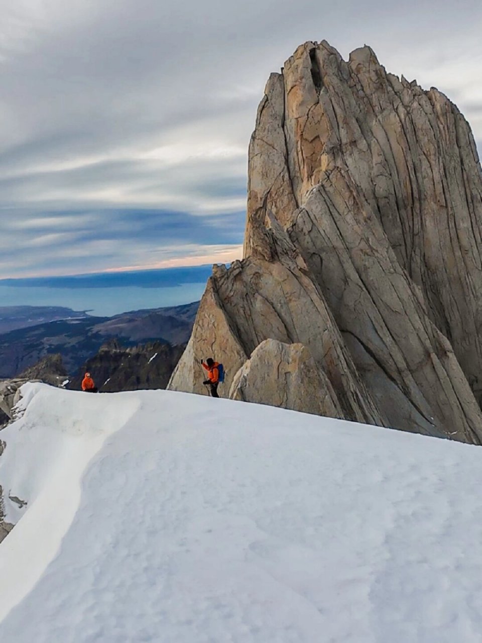 巴塔哥尼亚的山太有压迫感了……  在巴塔哥尼亚的壮丽山脉中,我面对