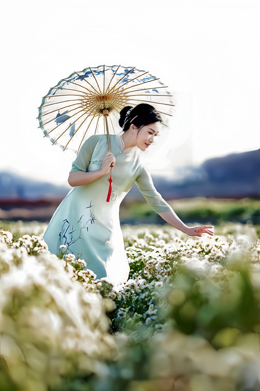 在春暖花开的时节,我邂逅了一位温婉娴淑的美丽阿姨.