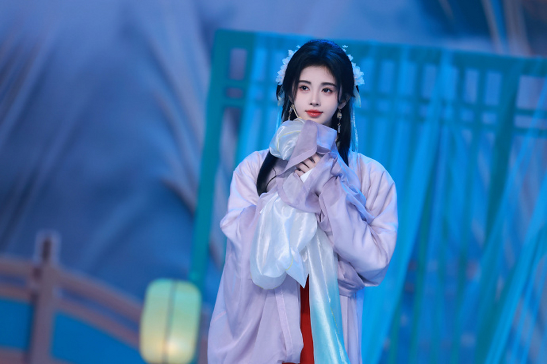 鞠婧祎晒出的这款穿搭特别有仙气感,这也是魏晋风的一款造型,广袖流仙