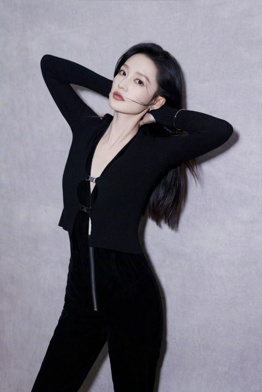 李沁穿搭一身黑色气场感人!