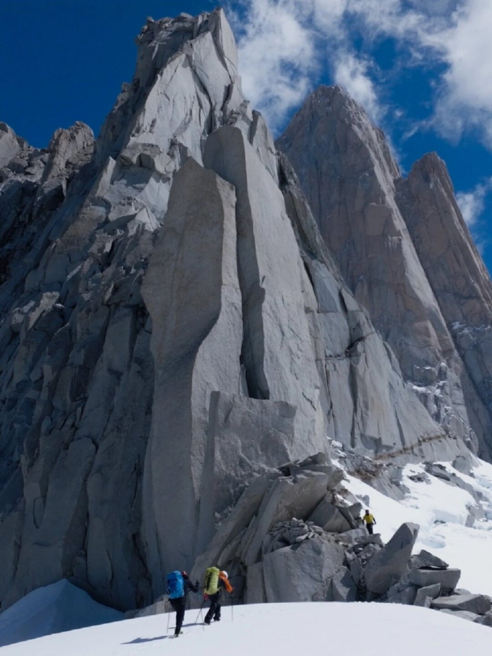 巴塔哥尼亚的山太有压迫感了……  在巴塔哥尼亚的壮丽山脉中,我面对