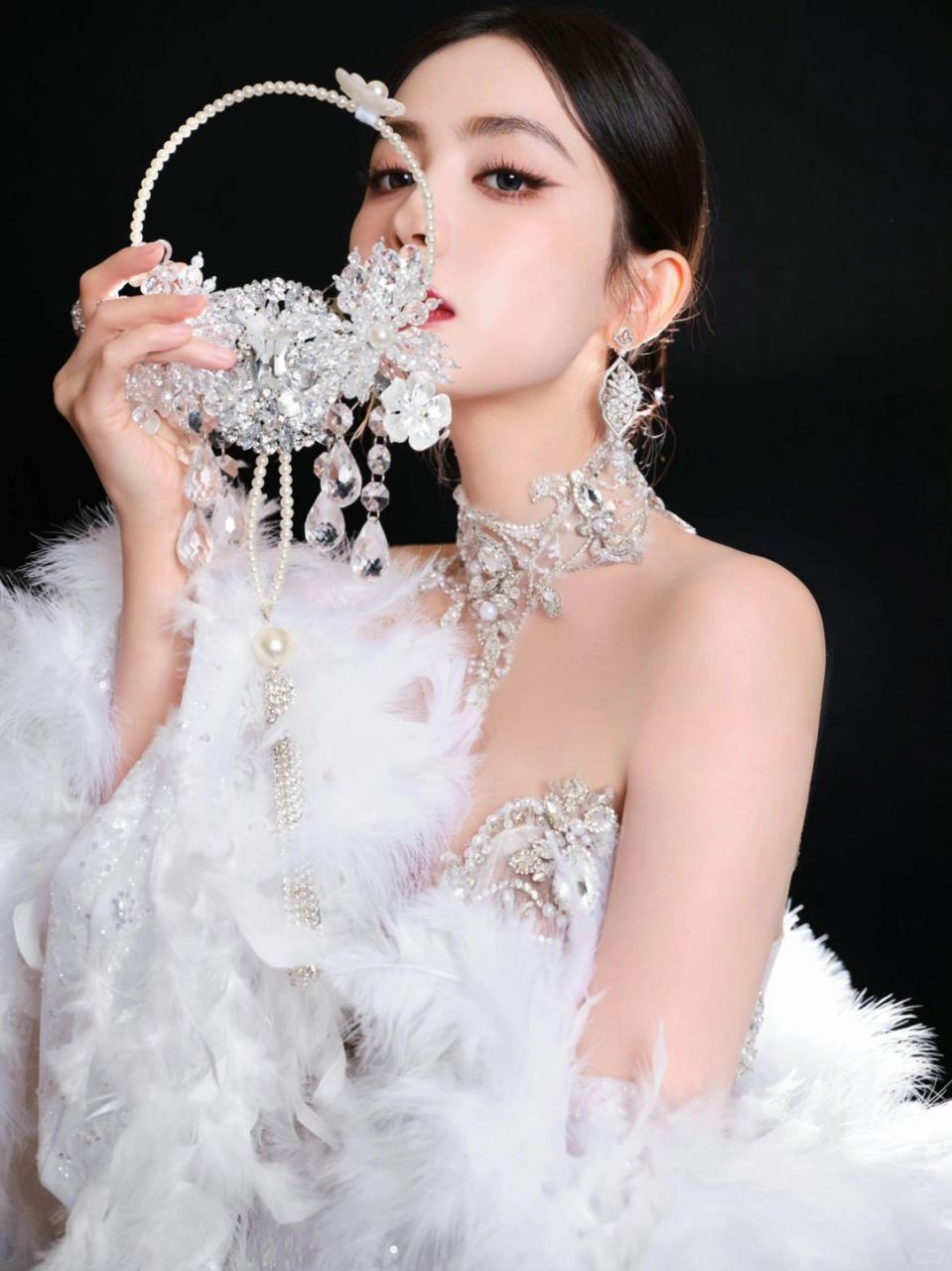 古力娜扎在红毯上的造型简直美到让人窒息,简直就是美神降临啊!