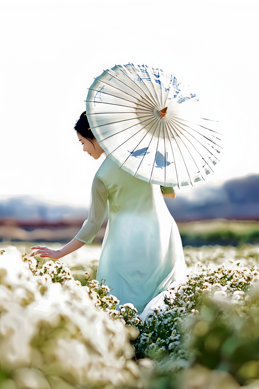 在春暖花开的时节,我邂逅了一位温婉娴淑的美丽阿姨.