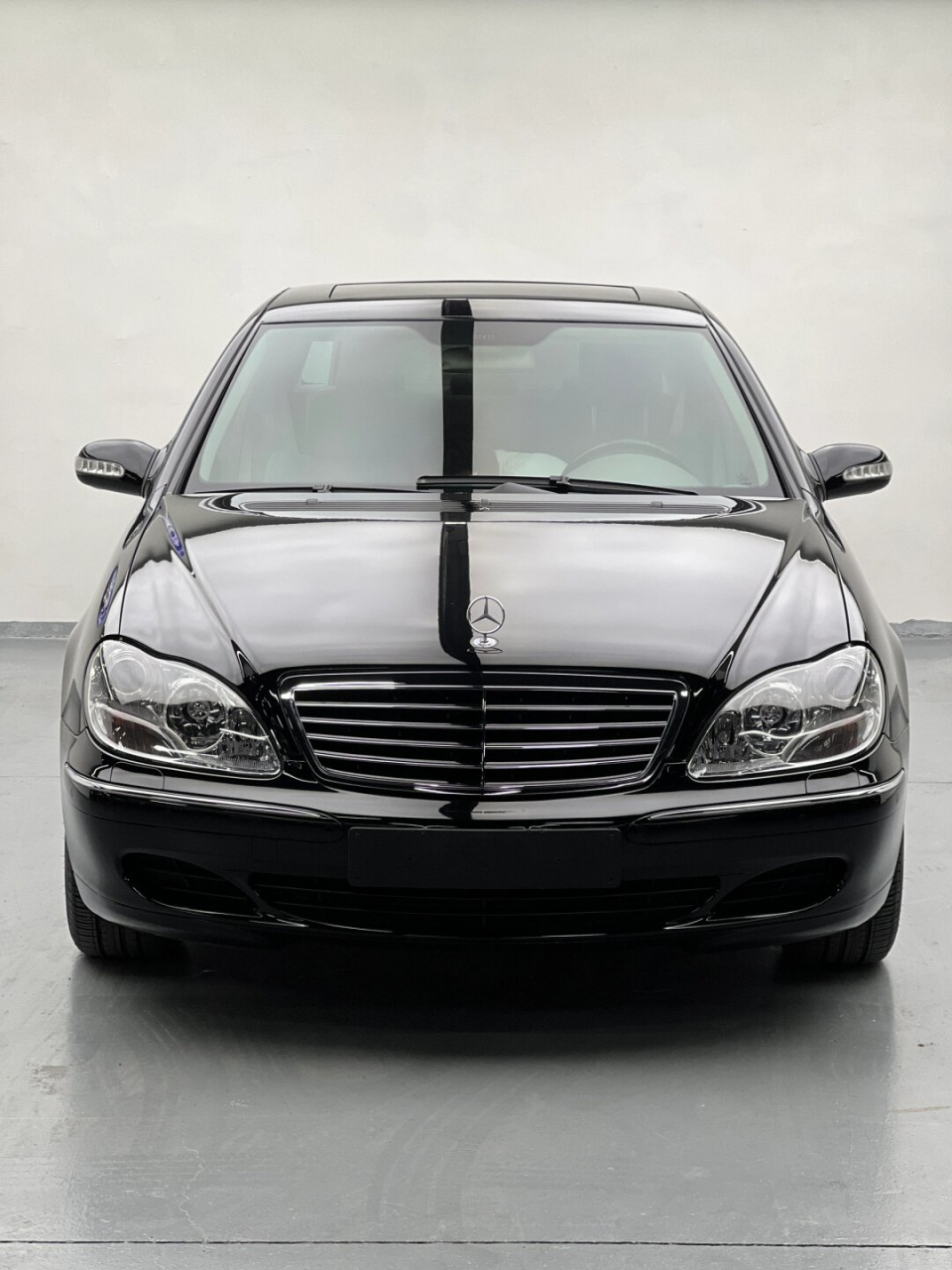 蝴蝶奔s350 就算再老 气场依然在  在大多数人的眼中,老车就像是一个