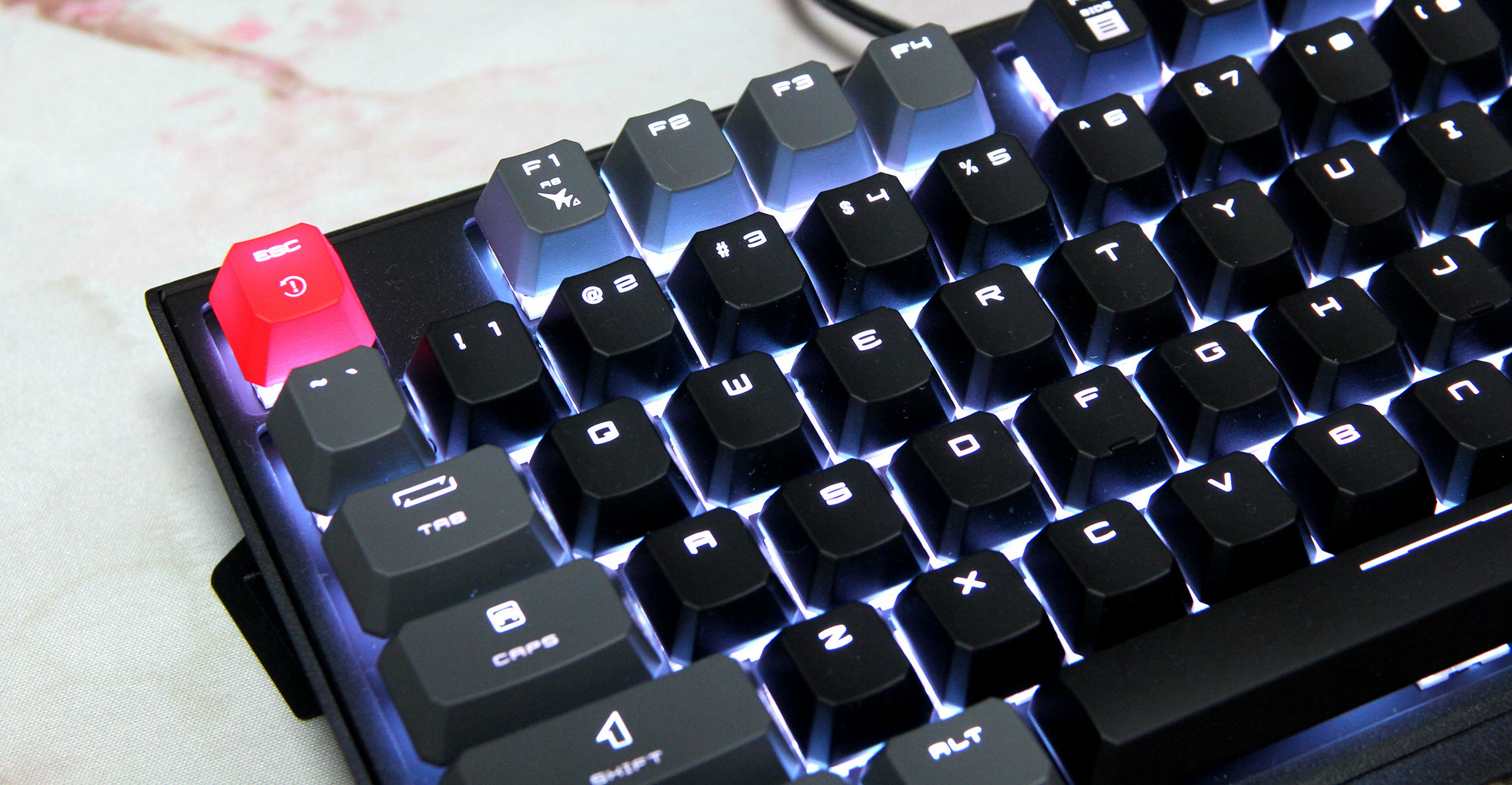 95 兄弟们,今天我要来聊聊一款真正让我眼前一亮的键盘:微星vigor g