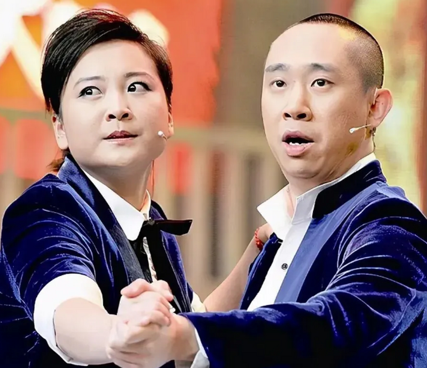 贾玲最开始是在相声界打拼的,她师从冯巩大师学艺,并与师兄白凯南一同