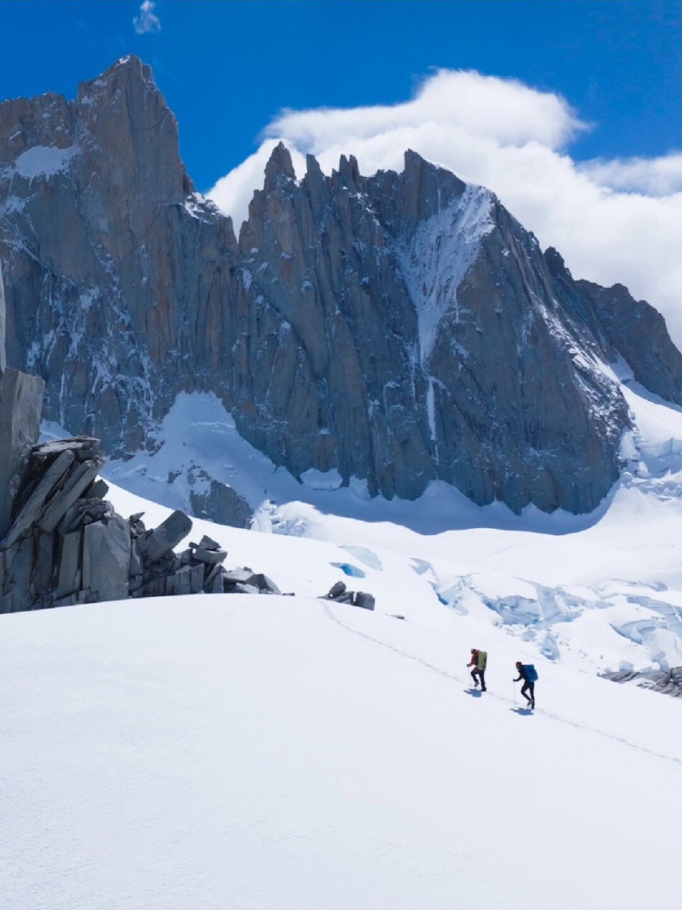 巴塔哥尼亚的山太有压迫感了……  在巴塔哥尼亚的壮丽山脉中,我面对