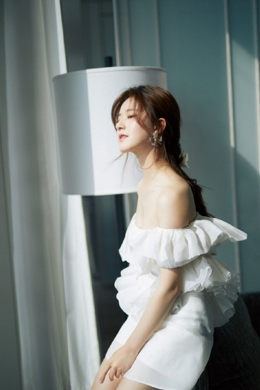 肤白貌美,身材窈窕的#赵露思# 一袭白色抹胸花边公主裙,五官精致立体