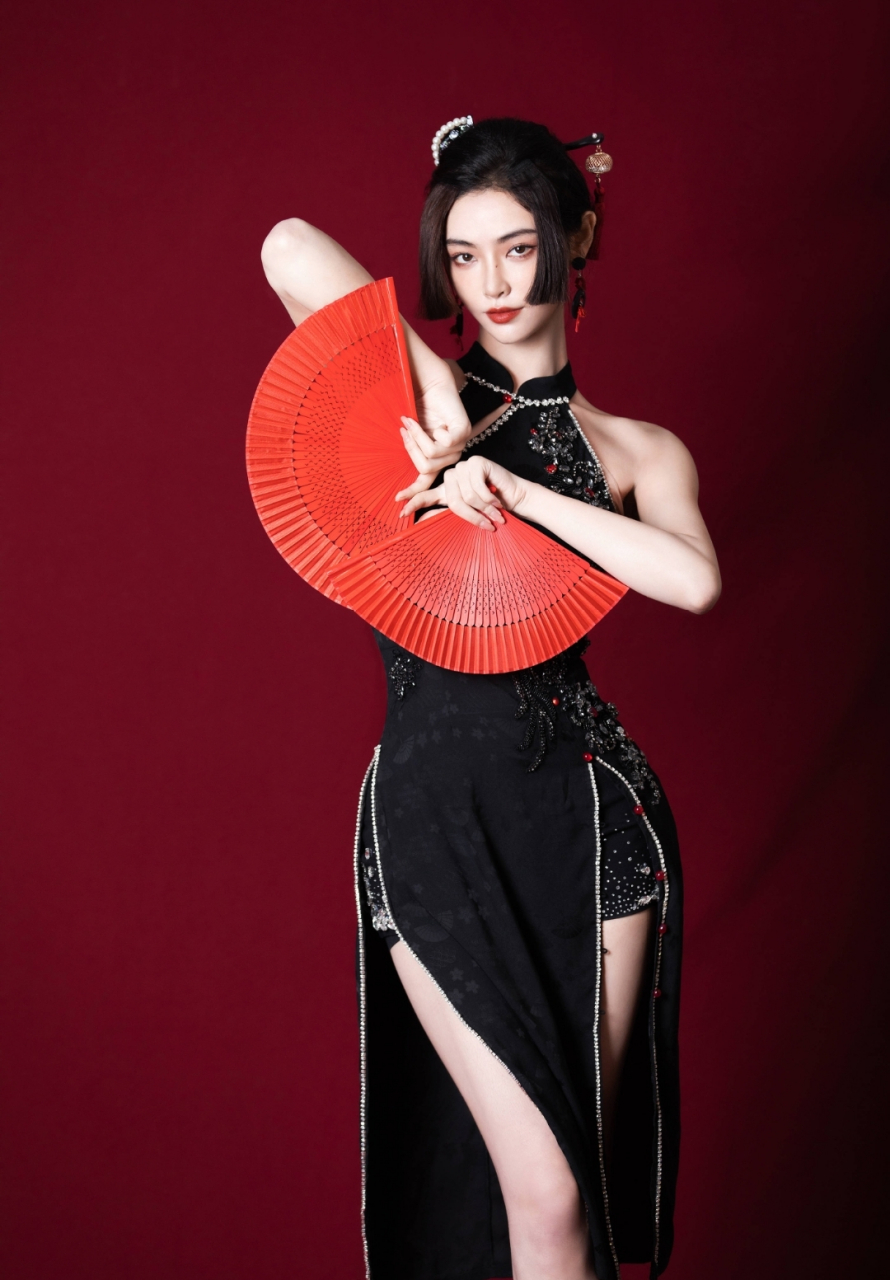 女爱豆许佳琪把旗袍穿出了另外一种风情.