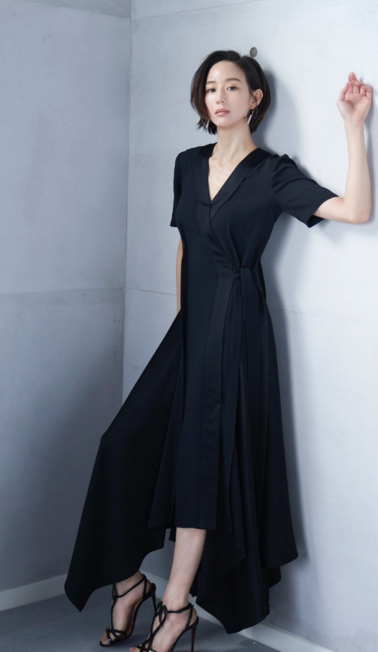 张钧甯身穿v领黑色不规则长裙,搭配黑色短发,精致漂亮,身材高挑婀娜
