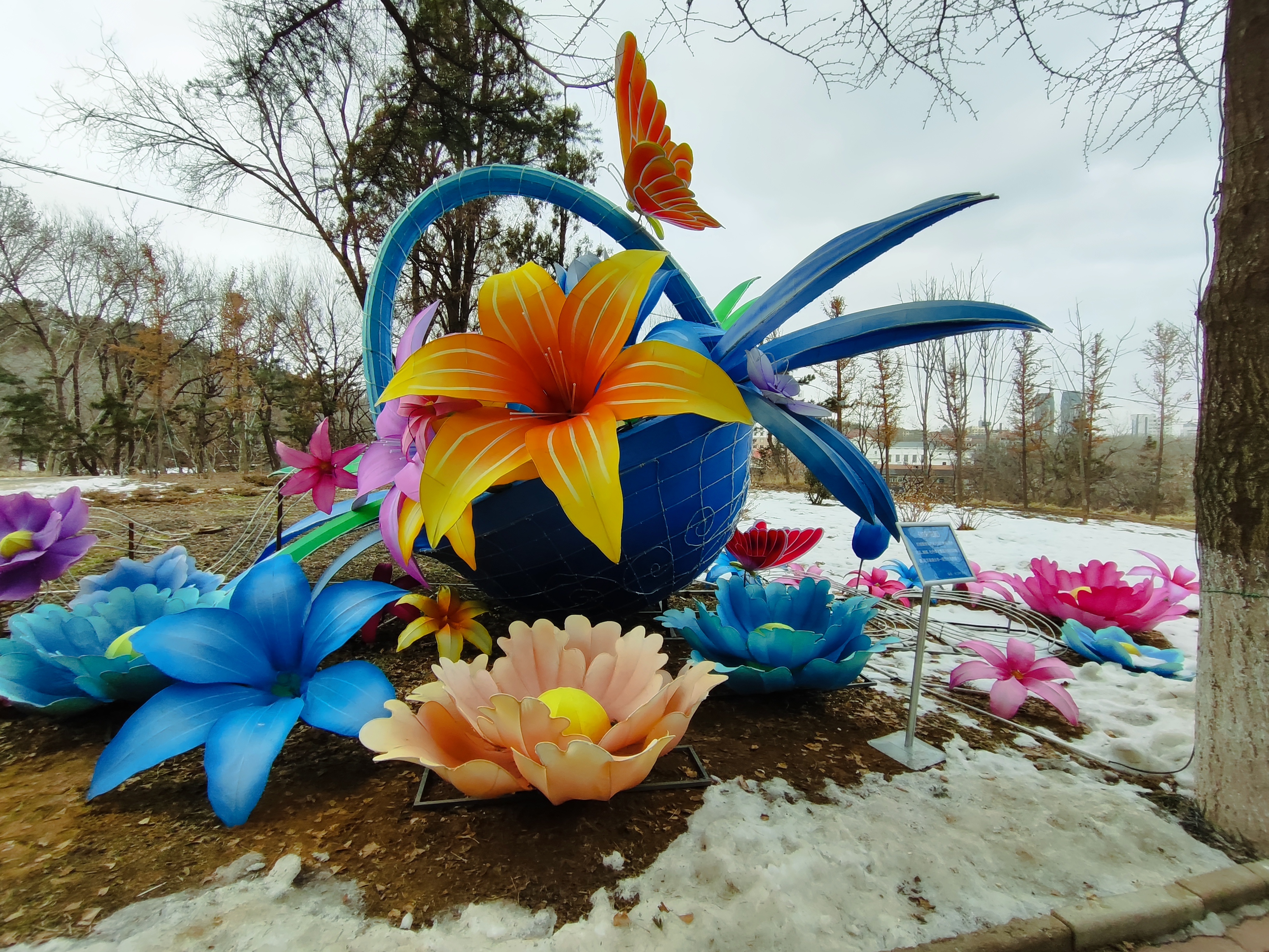 随手拍年味# 炫彩花篮灯,百合花,牡丹花,最生动的是几只蝴蝶,花篮的