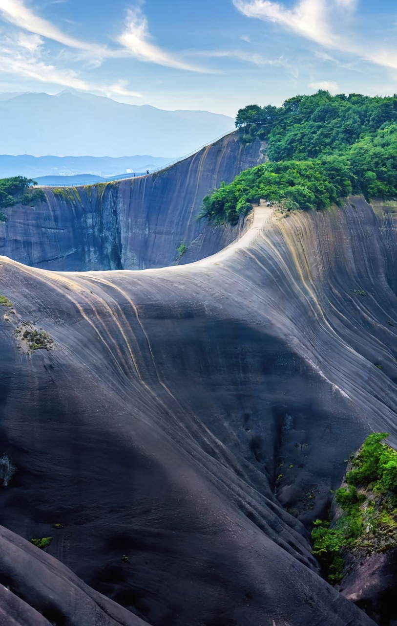 一个被上帝遗忘的地方,这里就是地理课本上的丹霞地貌,是大自然的鬼斧