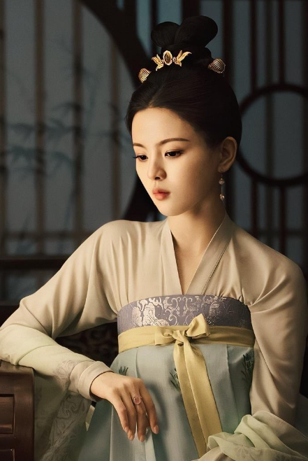 《长安诺》杨超越上线,饰演的董若萱出场惊艳,颜值不输于茗玉