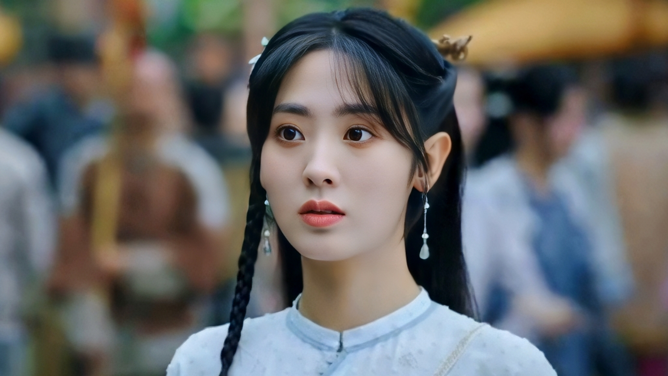 2018年2月热播网络剧《致我们暖暖的小时光》中饰演女主角而迅速走红