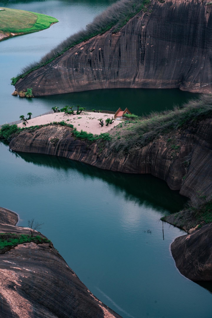 一个被上帝遗忘的地方,这里就是地理课本上的丹霞地貌,是大自然的鬼斧