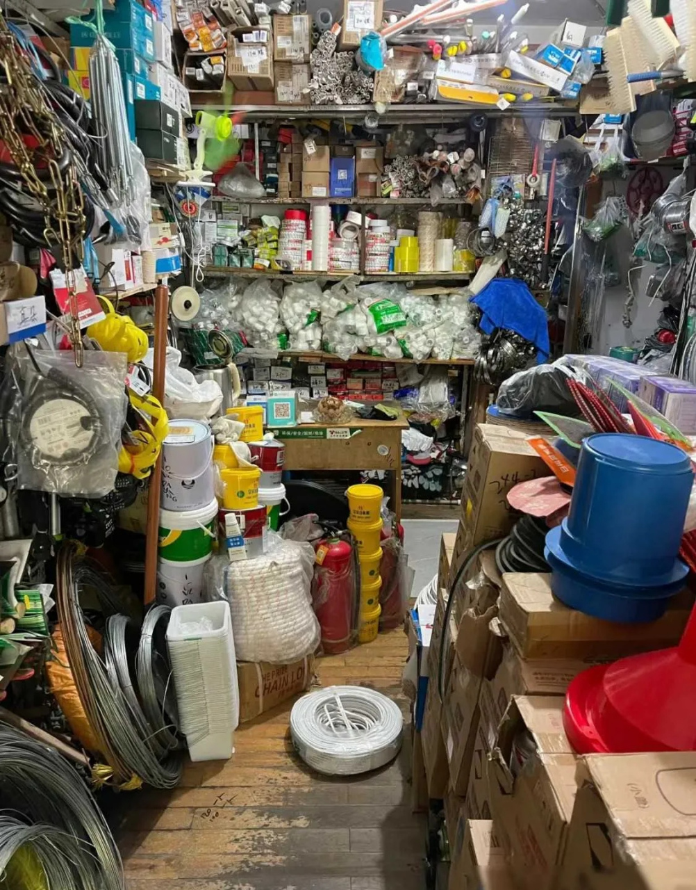 实体店的贪婪,正是当今消费者们的痛点所在,走进五金店,对于一件水
