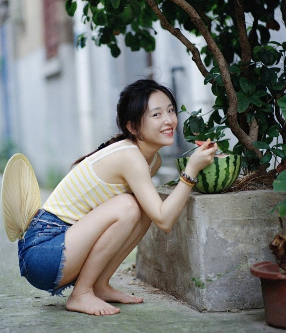 女明星吴倩日常写真照片. 光着脚丫的样子,十分可爱.