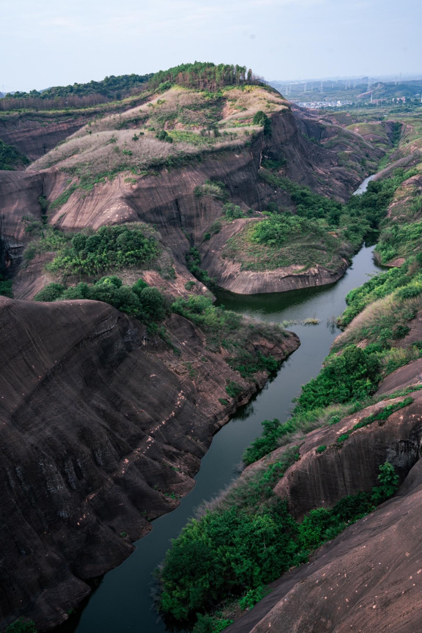 一个被上帝遗忘的地方,这里就是地理课本上的丹霞地貌,是大自然的鬼斧
