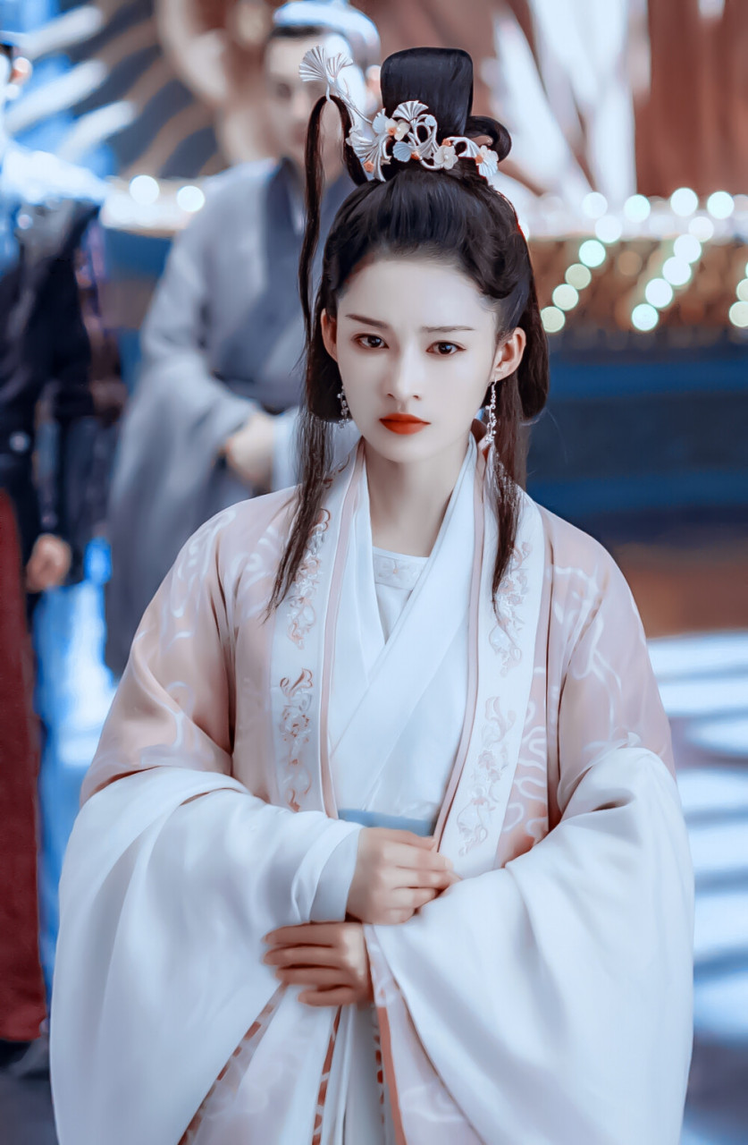 李沁,这位1990年9月27日出生于江苏省苏州市昆山市巴城镇的美女演员