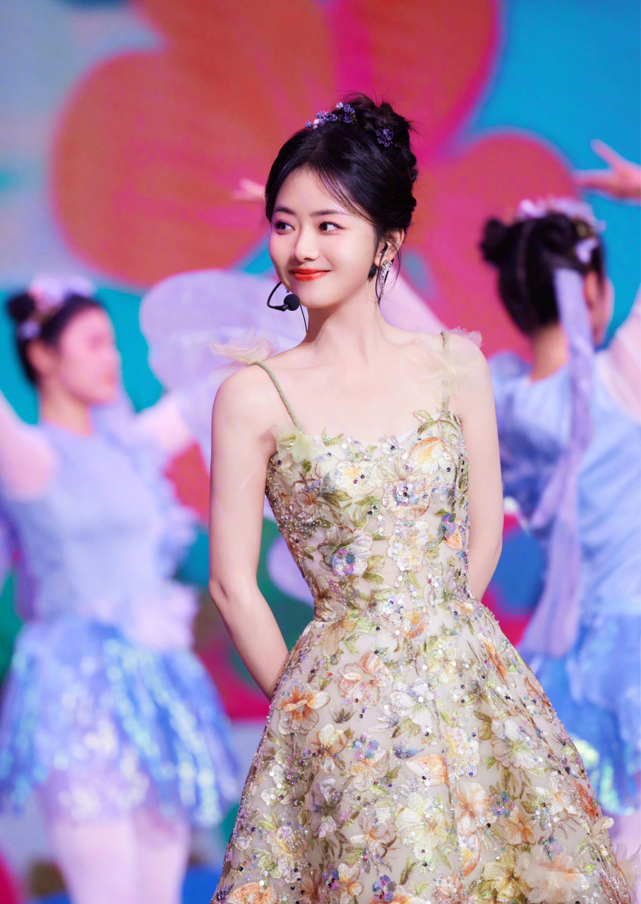 谭松韵北京台春晚造型好美!