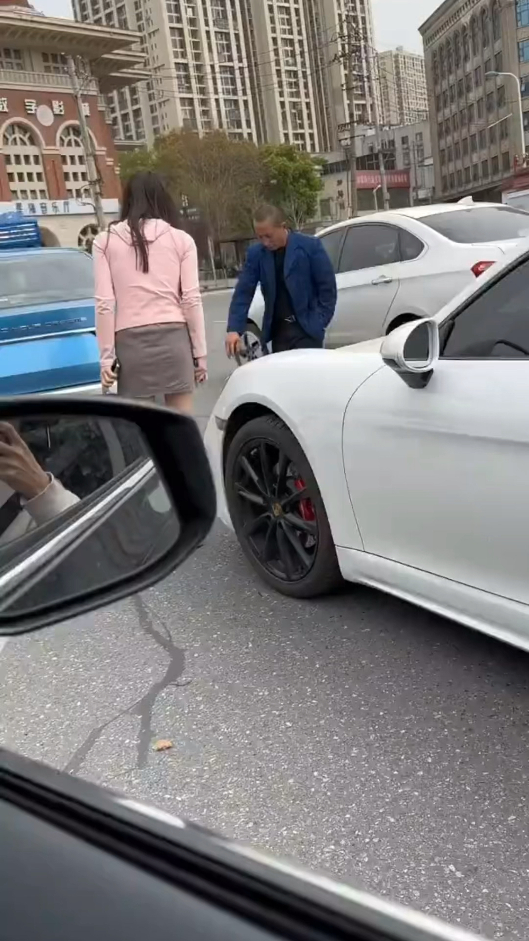 玛莎拉蒂追尾出租车司机,师傅说今天可以下个早班了