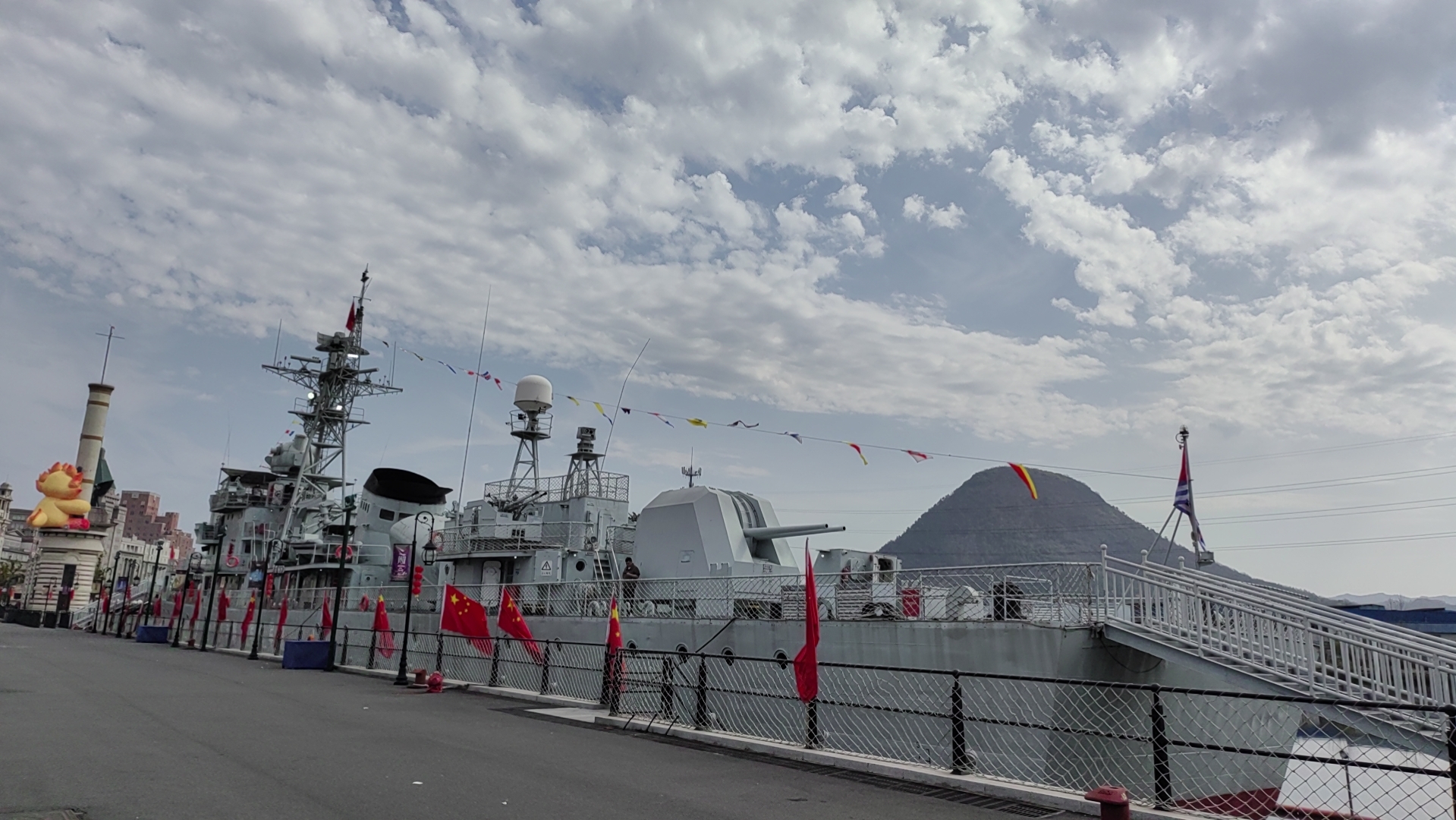 退役护卫舰金华舰太酷啦[滑稽][滑稽][滑稽]#发文集龍卡瓜分百万现金