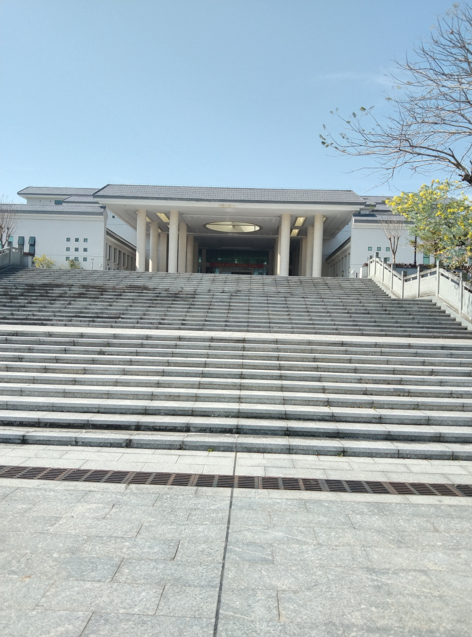 今天游梅州嘉应大学校园,拜见孔子,瞻仰叶帅,看望校友刘宇新先生!