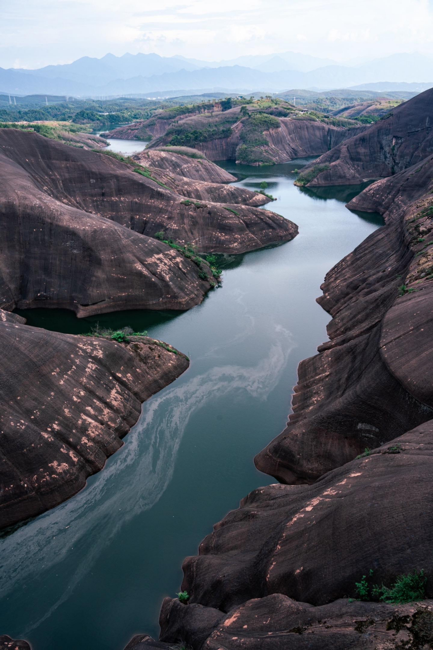 一个被上帝遗忘的地方,这里就是地理课本上的丹霞地貌,是大自然的鬼斧