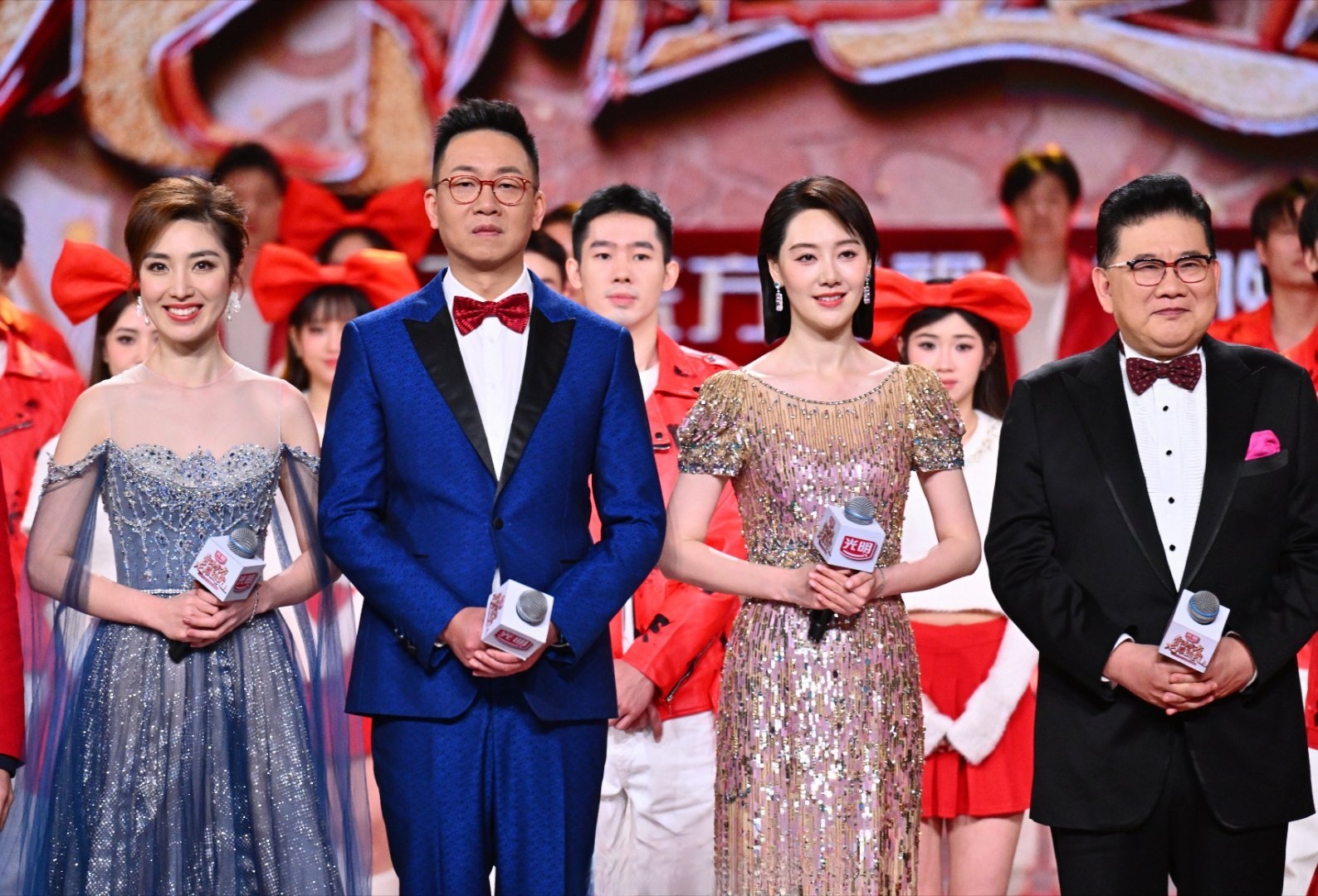 东方卫视春晚主持人两极分化,女的个个年轻漂亮,男的老龄化明显