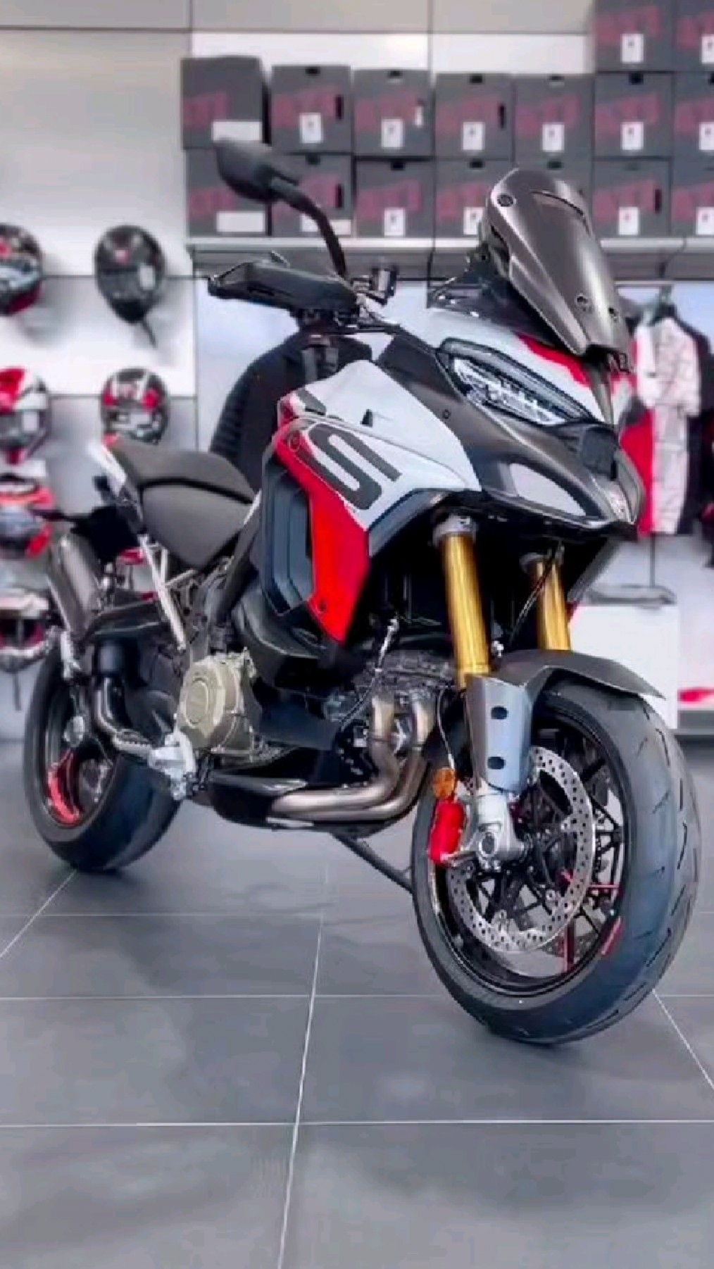 杜卡迪adv限量版旅行摩托车