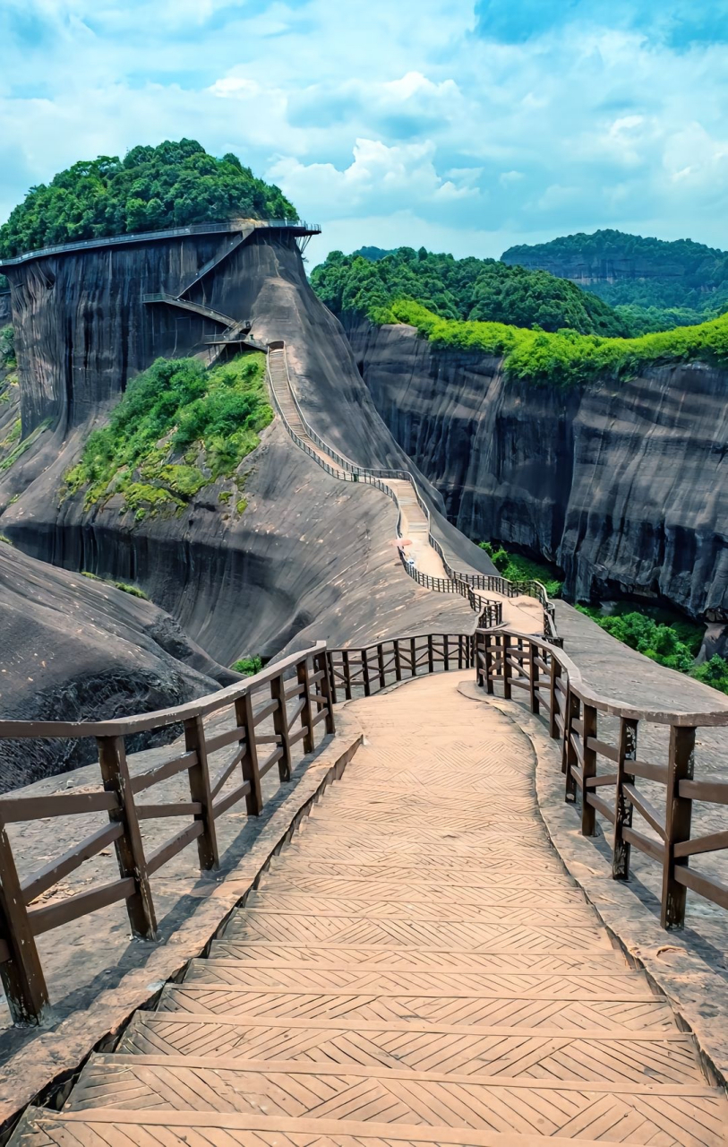 一个被上帝遗忘的地方,这里就是地理课本上的丹霞地貌,是大自然的鬼斧